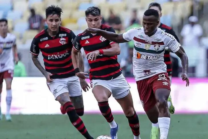 Jhon Arias em ação no Fla-Flu: jogador pode defender o Flamengo em 2025