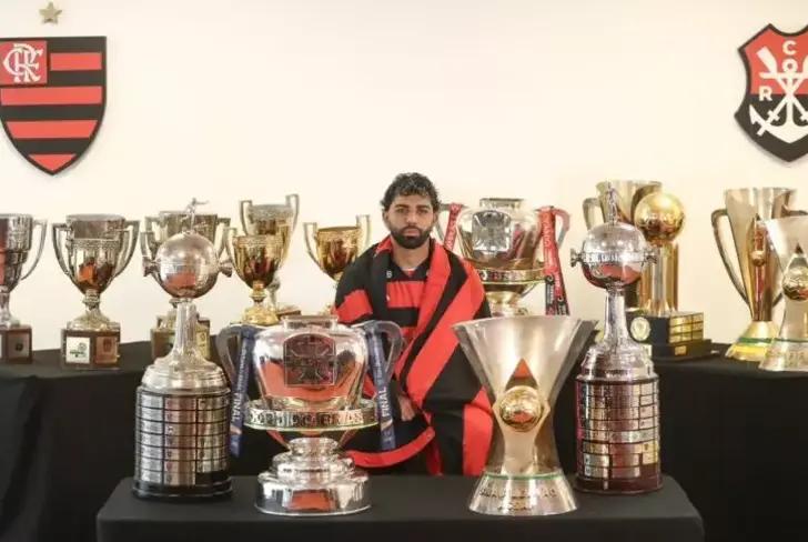 Gabigol e as taças que conquistou pelo Flamengo