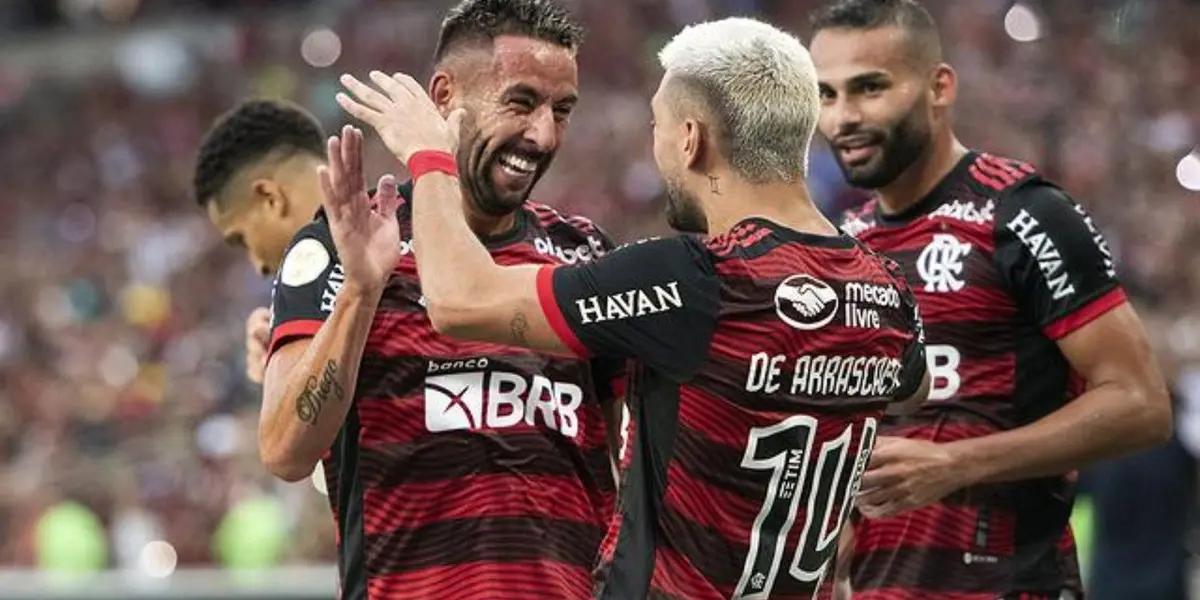 Com dores na lombar, Arrascaeta não irá para São Paulo enfrentar o Corinthians