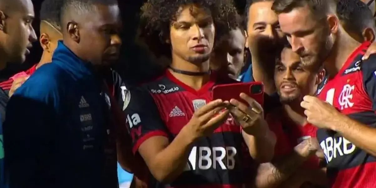 Postagem em redes social mostrou jogador tirando foto em um celular com a capinha do Flamengo