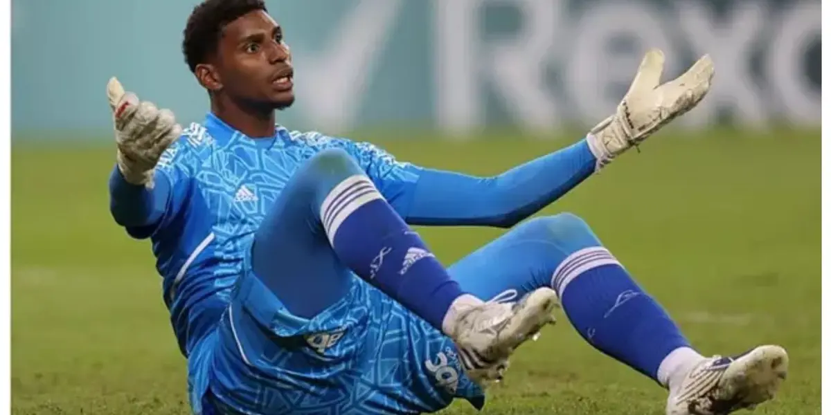 Goleiro estava certo de sair, mas tudo mudou de última hora