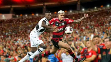 Jogadores de Flamengo e Vasco disputando a bola