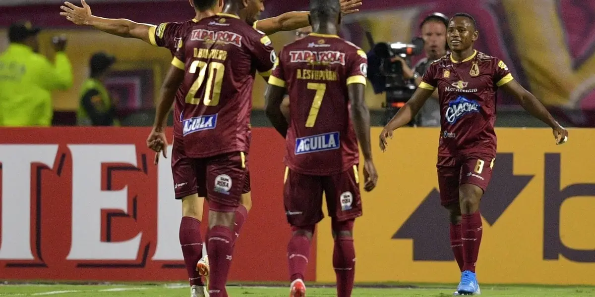 Jogadores e membros da comissão do time colombiano foram vistos comprando acessórios do Mengo em loja do aeroporto