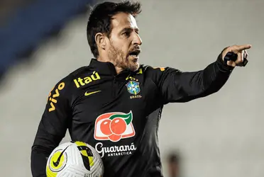 O treinador é um grande fã do jogador que joga muito bem com os pés