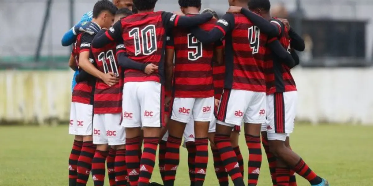 Victor Hugo sempre que pode está assistindo jogos de outros times 